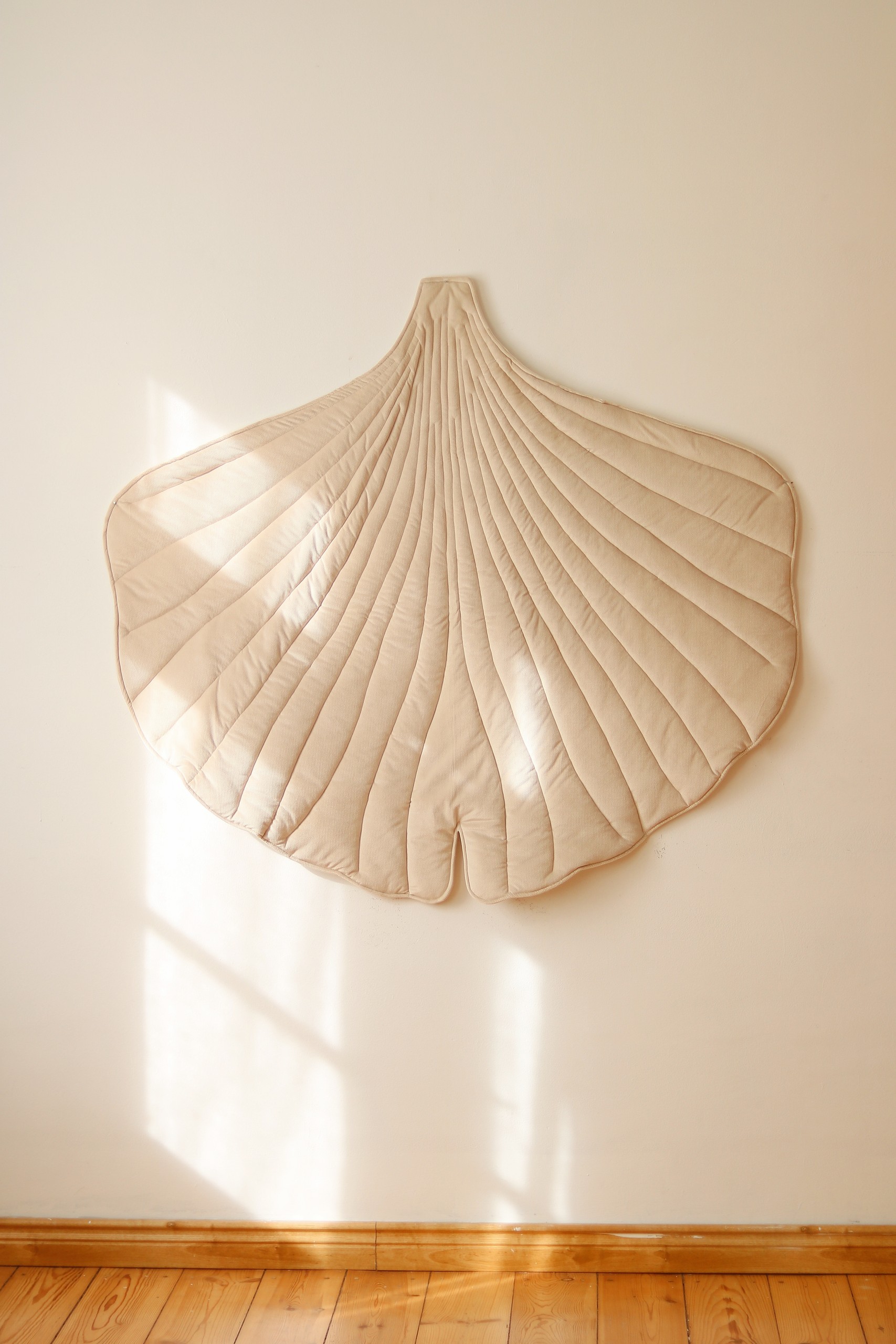 Organic cotton and velvet maple leaf play mat - cream - Image 2