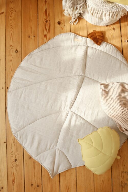 Leaf-shaped play mat made of organic cotton and linen - sand
