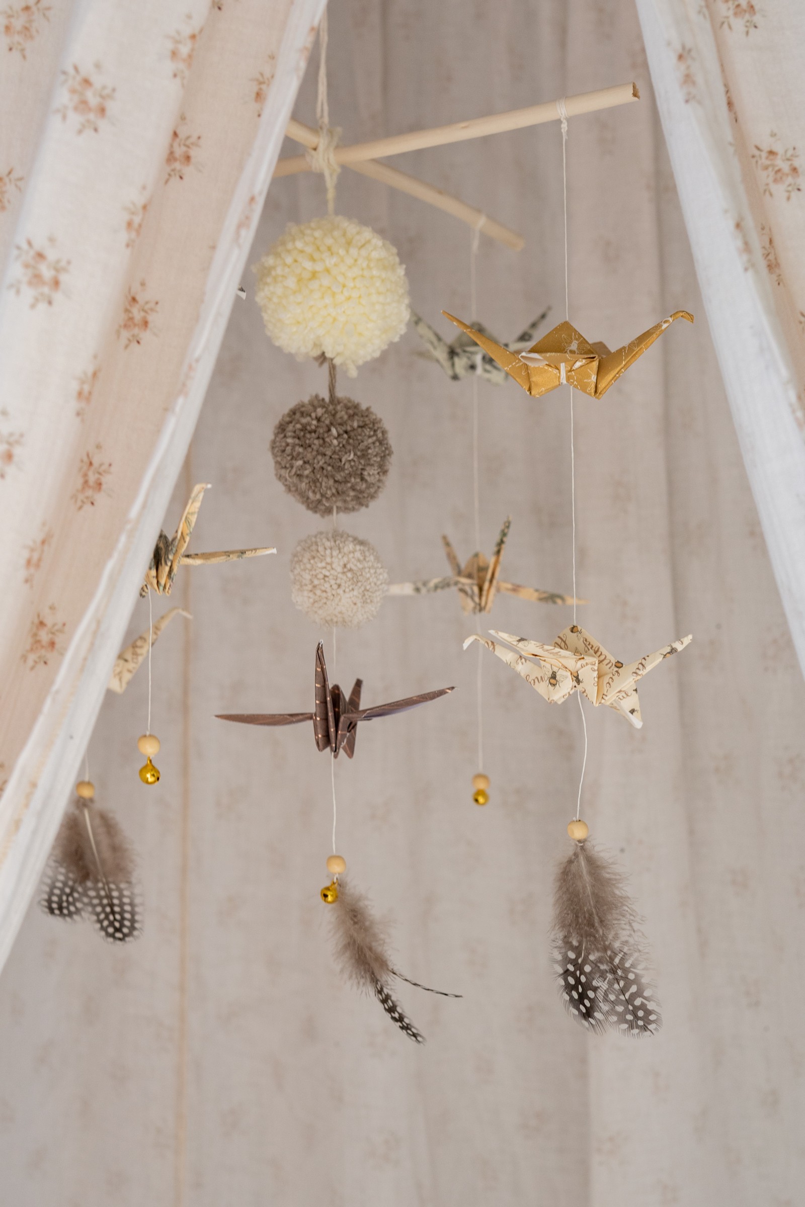 Origami-stiilis beebivoodi karussell - kullatolm - Pilt 5