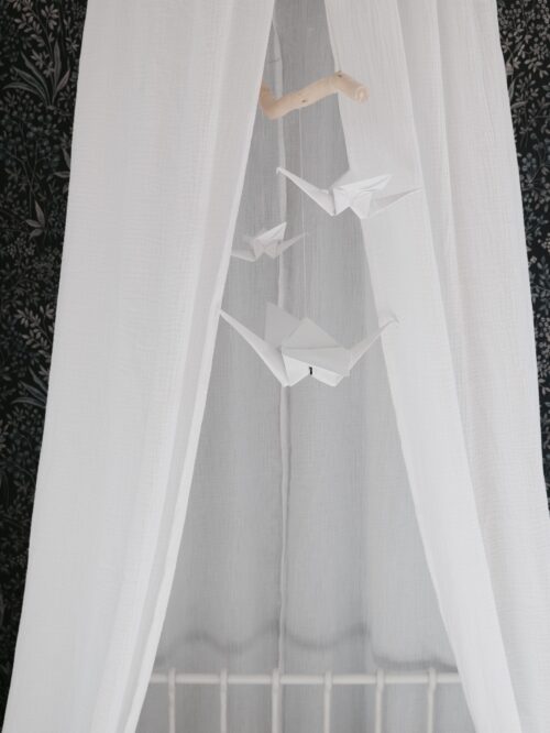 Origami-stiilis beebivoodi karussell - valge