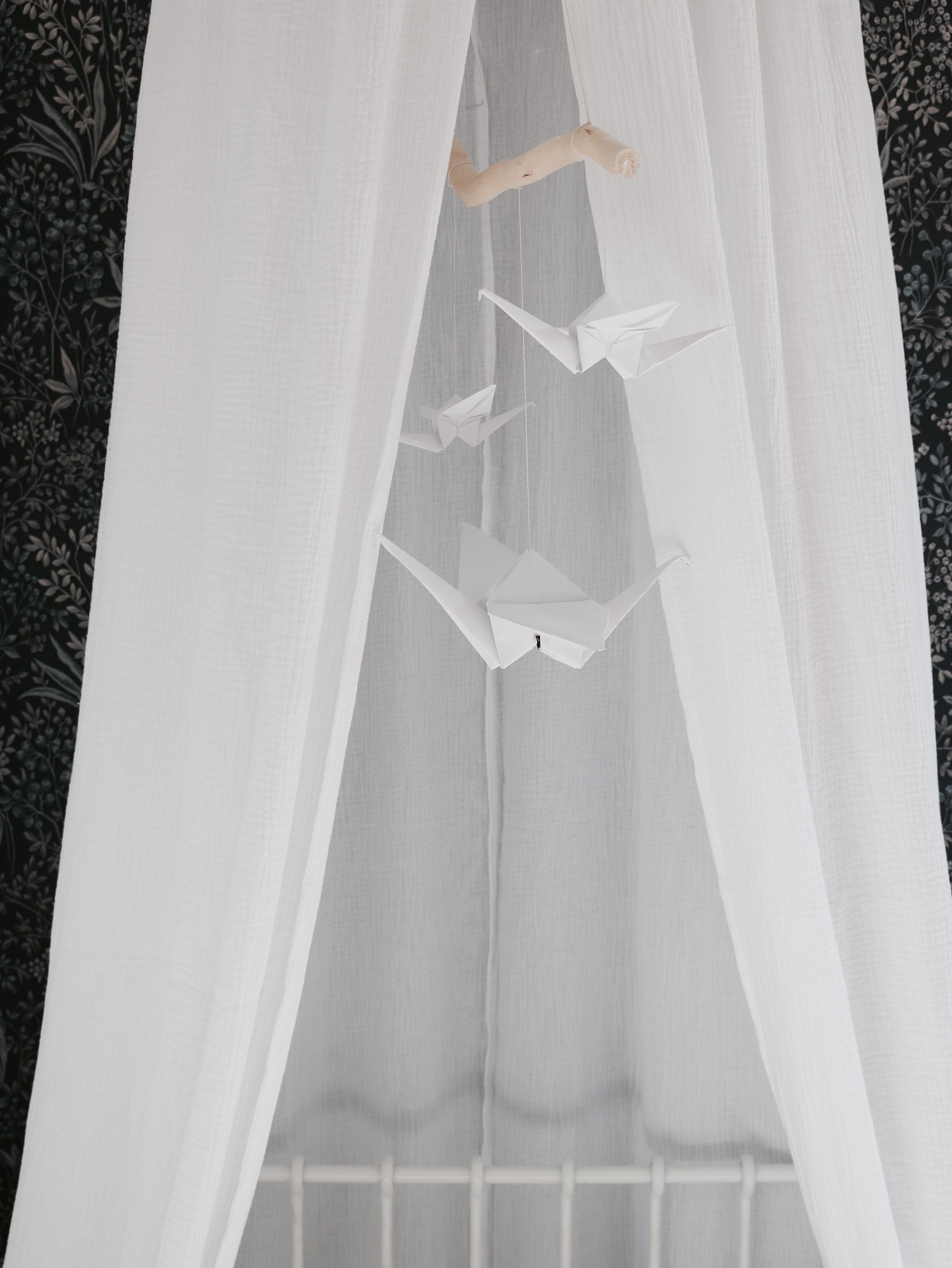 Origami-stiilis beebivoodi karussell - valge