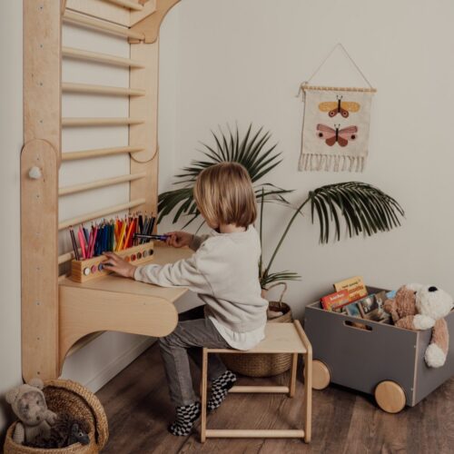 Laud ja tool leg&go Rootsi seinale